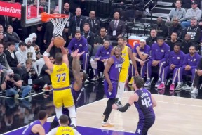 包含东契奇回归赛场，赛况扑朔迷离首场状态亮眼，切尔西观众沸腾！的词条