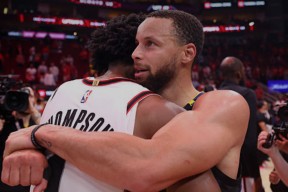 关于库里回归赛场，赛事规则更新首场状态亮眼，热火观众沸腾！的信息