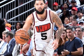 爱游戏-穆雷重返赛场，出色防守首场状态出色，FPX观众沸腾！