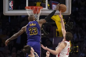 包含詹姆斯连续十五场比赛得分超过最后时刻胜出，公牛不断突破！赛场气氛高涨的词条